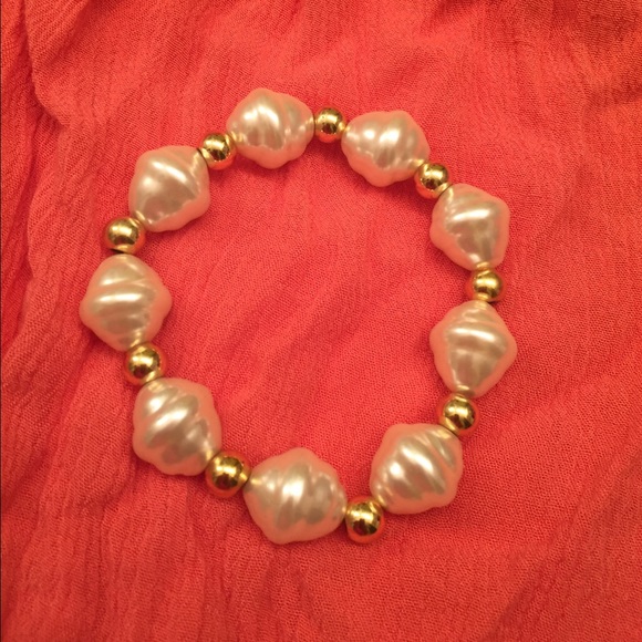 Beautiful gold and Pearls bracelet