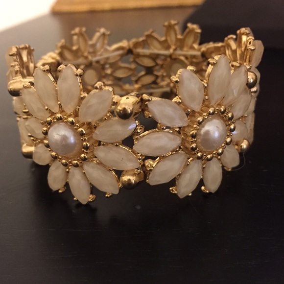 Cream and gold flower bracelet - Picture 2 of 4