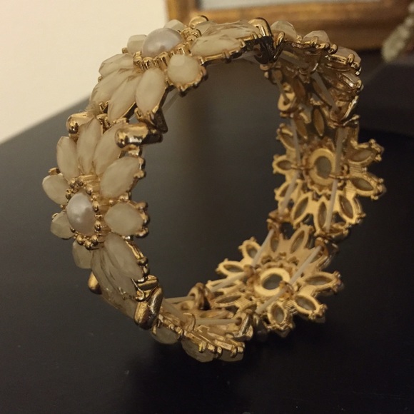 Cream and gold flower bracelet - Picture 3 of 4