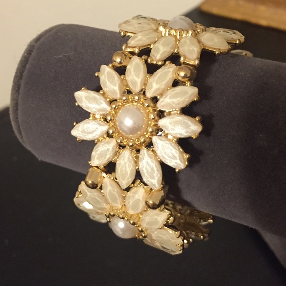 Cream and gold flower bracelet - Picture 4 of 4