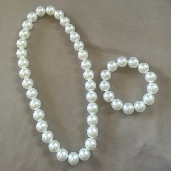 Necklace and bracelet set