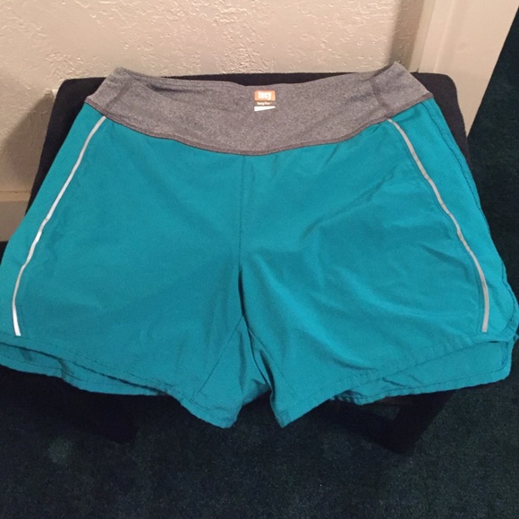 Athletic shorts with panty lining