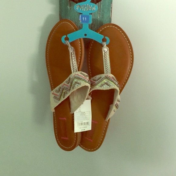BWT mad love sandals size 11 fit more like a 10