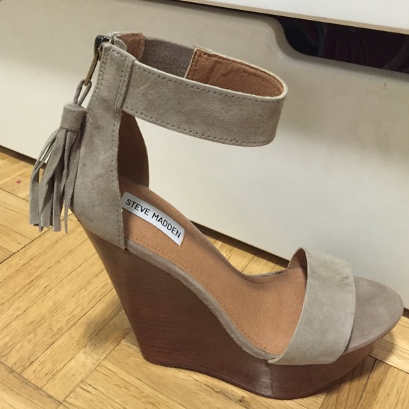 Steve Madden taupe wedges