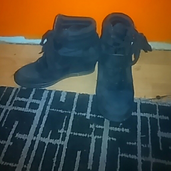 Black wedges