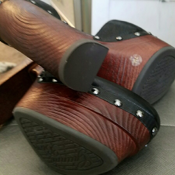 Shoes - Picture 2 of 4