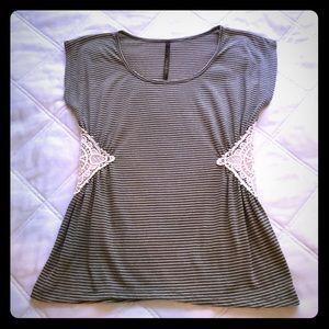 Striped T-shirt with lace detail.