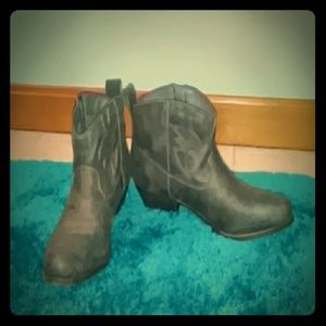 Short top cowboy boots