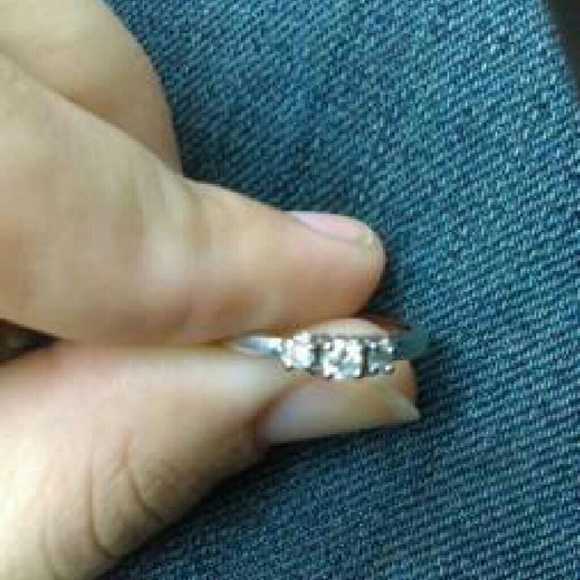 Diamond ring - Picture 2 of 2