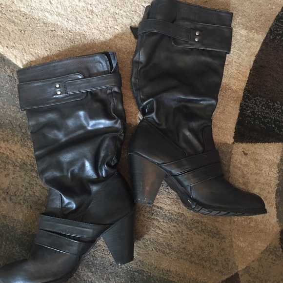 Black boots with heals - Picture 2 of 3