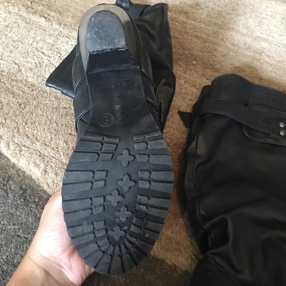 Black boots with heals - Picture 3 of 3