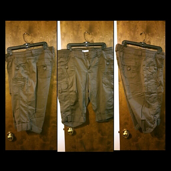 Maurices Capri/Shorts Size 22