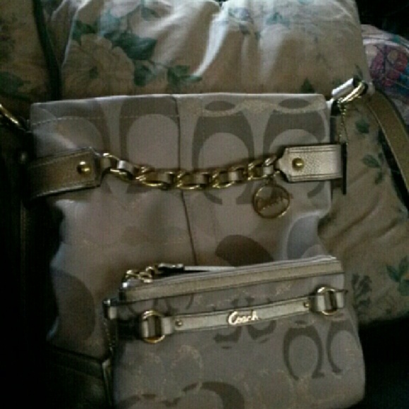 AUTHENTIC COACH SIGNATURE BAG WITH MATCHING WRISTL