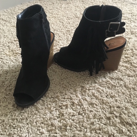Qupid Shoes - Black suede fringe booties size 5.5!