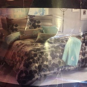 Roxy Twin XL Comforter Set