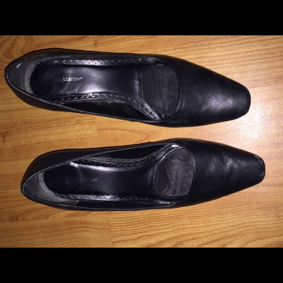 Black pumps