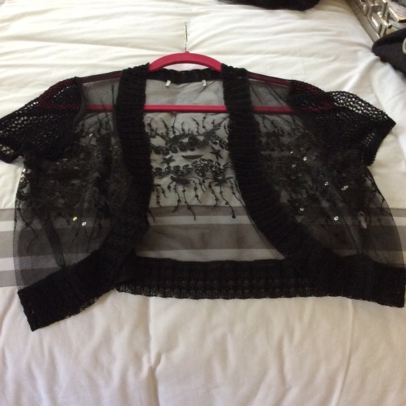 Beautiful fringe top and lace shrug - Picture 3 of 3