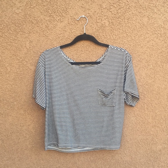 🍥slightly cropped striped shirt🍥 - Picture 2 of 2