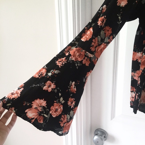 Floral Bell-Sleeved Blouse - Picture 2 of 4