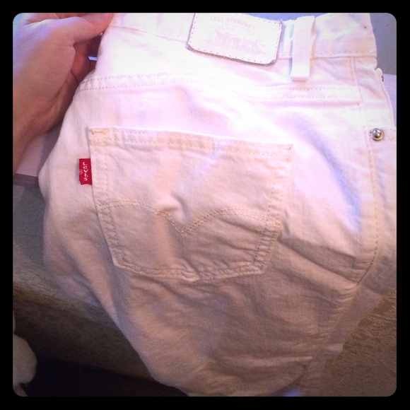 White Levi's skinny jeans