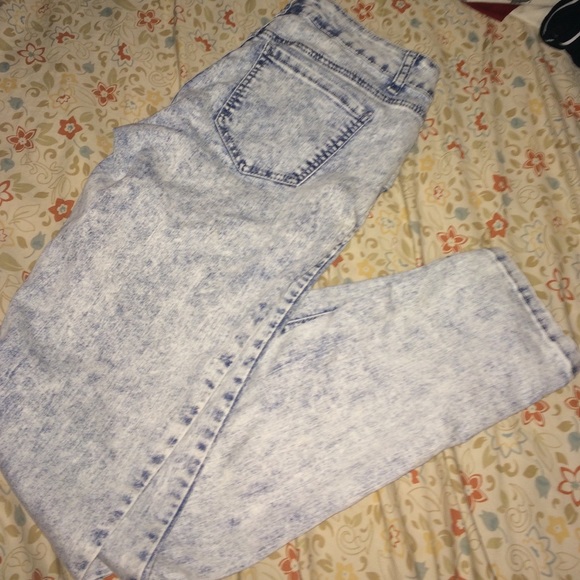 straight leg acid wash jeans. size 9