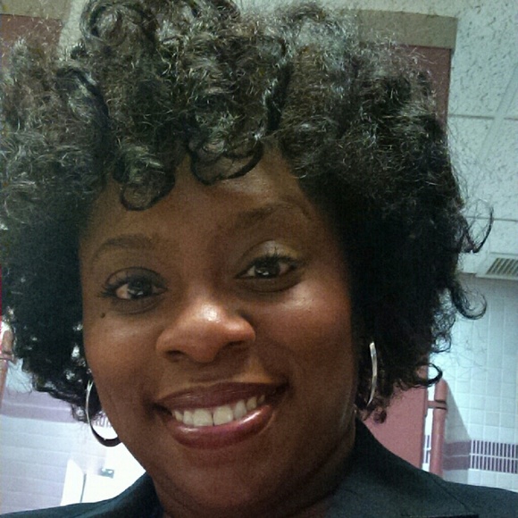 Meet your Posher, Dee - Picture 2 of 2