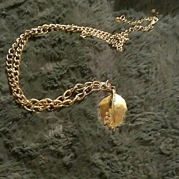 Beautiful Avon 4pc set - Picture 2 of 4