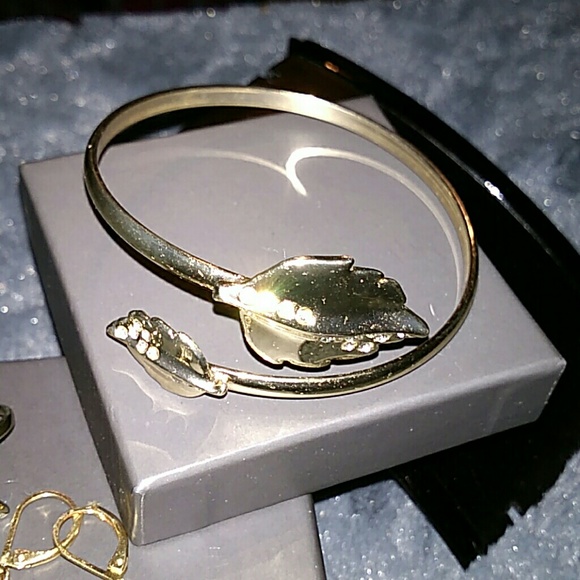 Beautiful Avon 4pc set - Picture 3 of 4