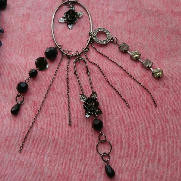 VICTORIAN CHARM NECKLACE - Picture 2 of 2
