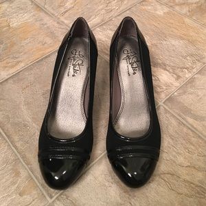 Life stride black pumps.