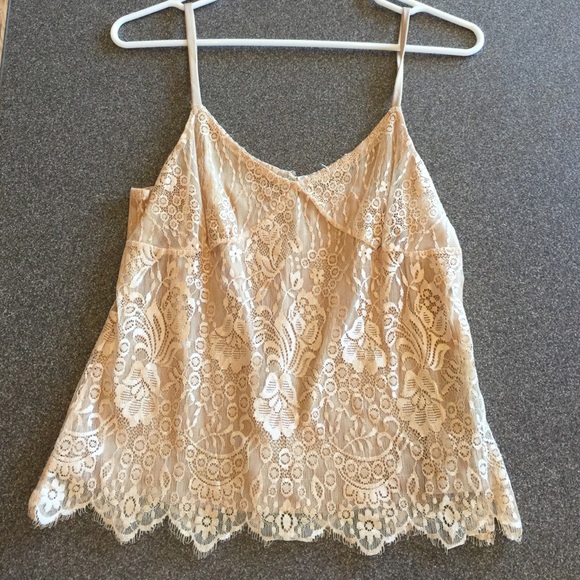 Moda lace tank top with polyester lining