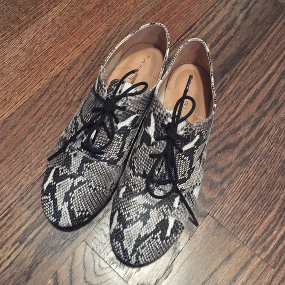 Tahari Snakeprint Flats. Size 6. NEW