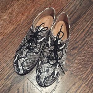 Tahari Snakeprint Flats. Size 6. NEW