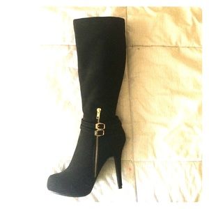 Elegant suede boots