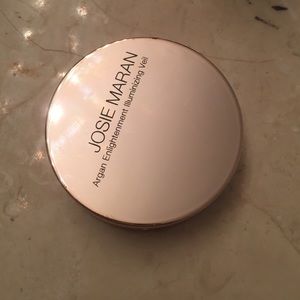 Brand new Josie Maran veil