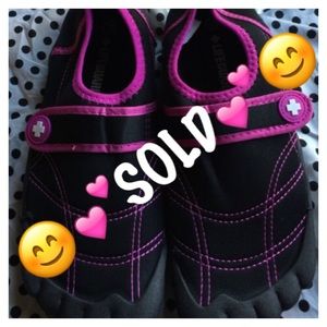 ❌❤️SOLD❤️❌Black & pink Beach water & sand shoes!