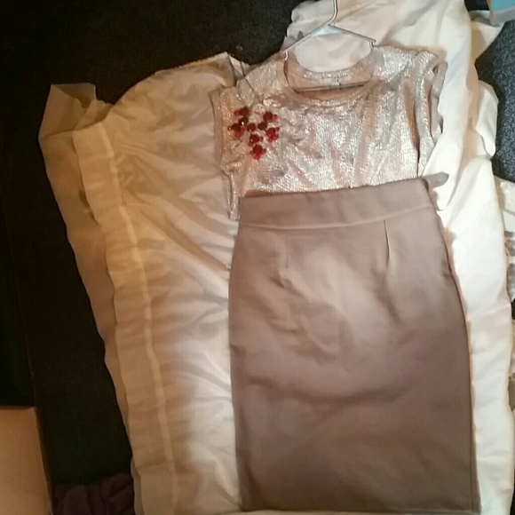 Fitted pencil skirt