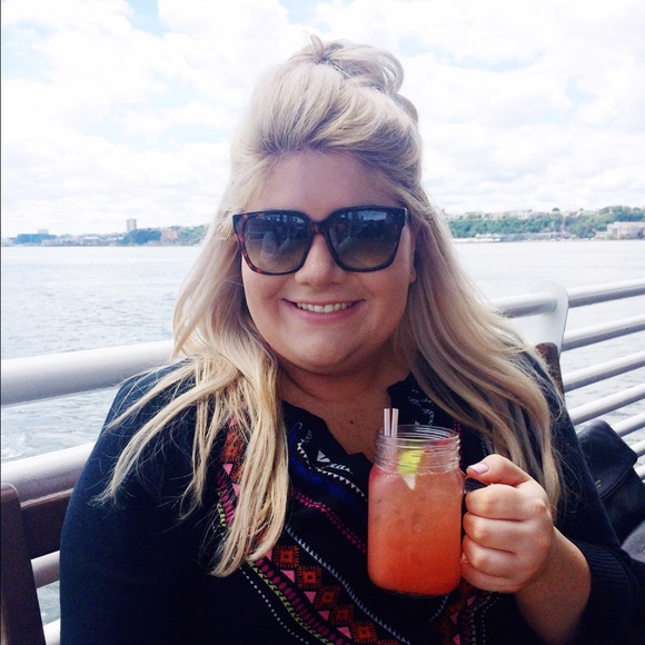 Meet your Posher, Melissa! - Picture 2 of 3