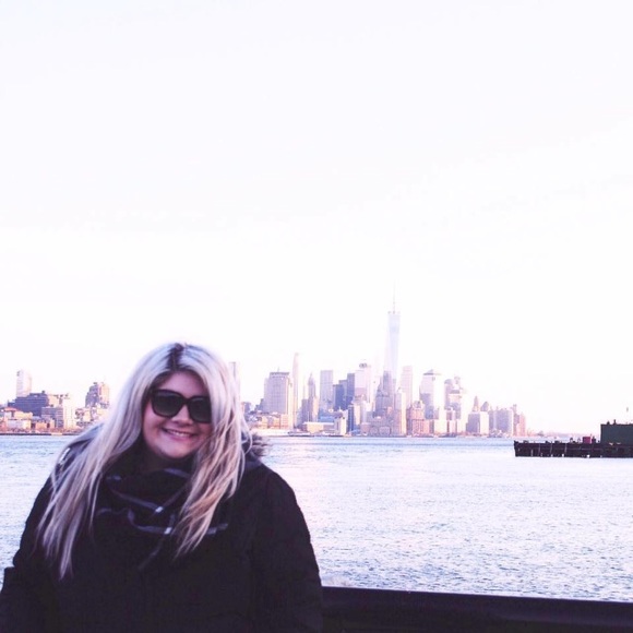 Meet your Posher, Melissa! - Picture 3 of 3