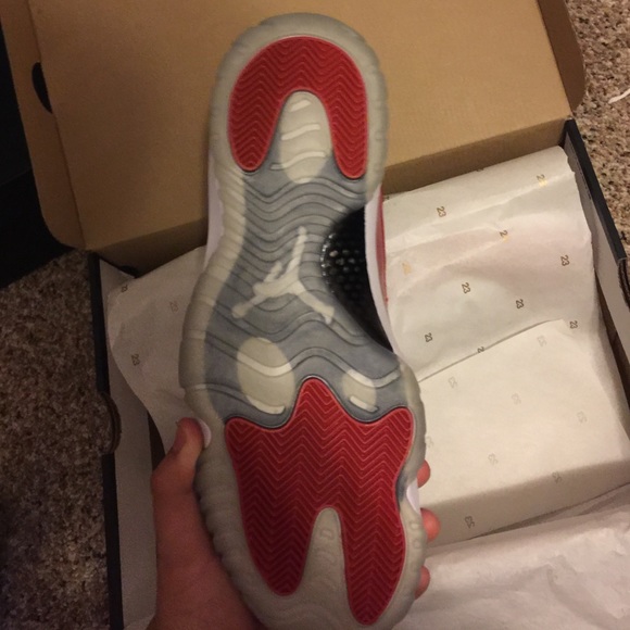 Jordan 11 Low Cherrys - Picture 2 of 3