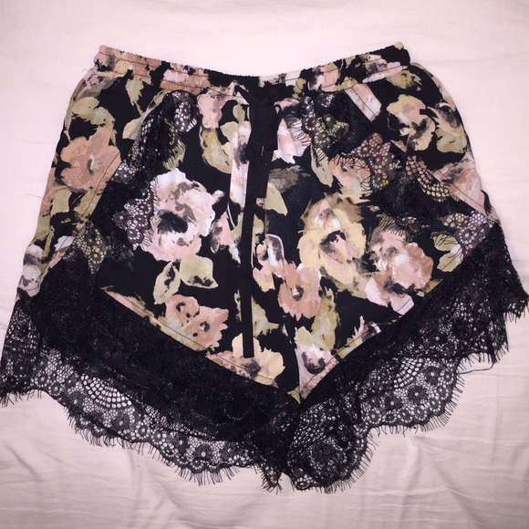 Floral print lace trim shorts