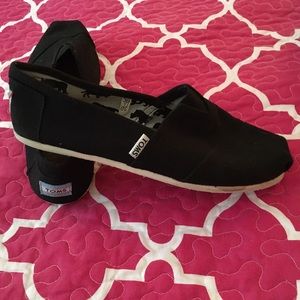 Black women's Toms shoes