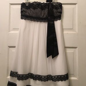 White & black one shoulder dress size small