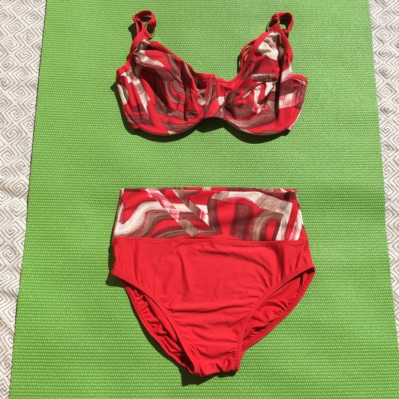 Tara Grinna: Two-piece swimsuit