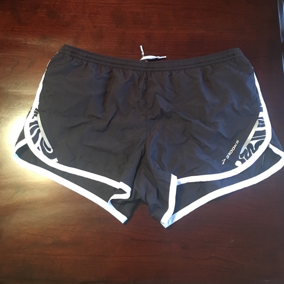 NWOT Brooks running shorts size large