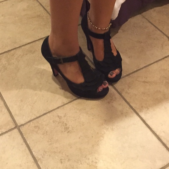 SOLD G by Guess Ruffle Felt Heels