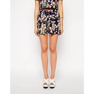 NWT Lavish Alice Tailored Shorts in Floral Print