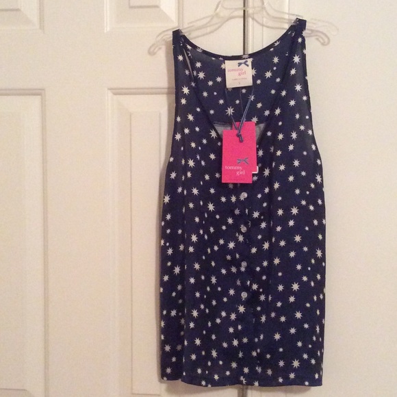 Sleeveless shirt.