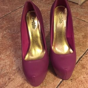 Beautiful and very comfortable plum Heals.