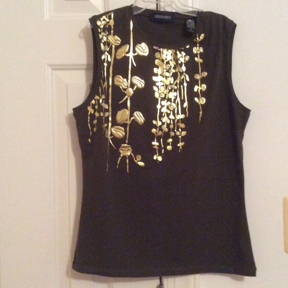 Sleeveless tee.